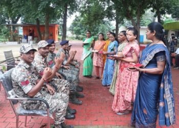जिनसे कभी संघर्ष था, उन्हीं की कलाई पर बांधी राखी