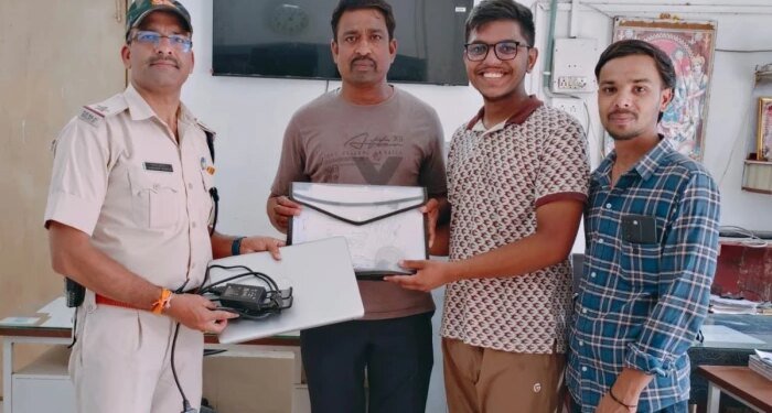 भोपाल जा रहे एक यात्री का ट्रेन में छूटा 70 हजार का लैपटॉप, RPF ने ‘ऑपरेशन अमानत’ के तहत लौटाया बैग