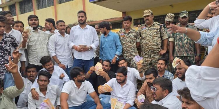नोटों की माला और डायपर लेकर NSUI का प्रदर्शन, पेपर लीक मामले में विश्वविद्यालय घेरा