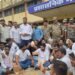 नोटों की माला और डायपर लेकर NSUI का प्रदर्शन, पेपर लीक मामले में विश्वविद्यालय घेरा
