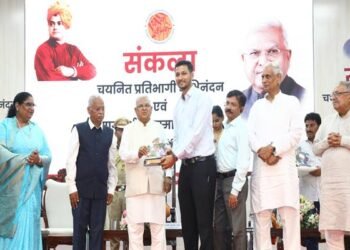 चयनित अधिकारी पद का नहीं, अपने संस्कारों का परिचय दें : राज्यपाल श्री पटेल