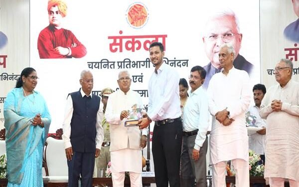 चयनित अधिकारी पद का नहीं, अपने संस्कारों का परिचय दें : राज्यपाल श्री पटेल