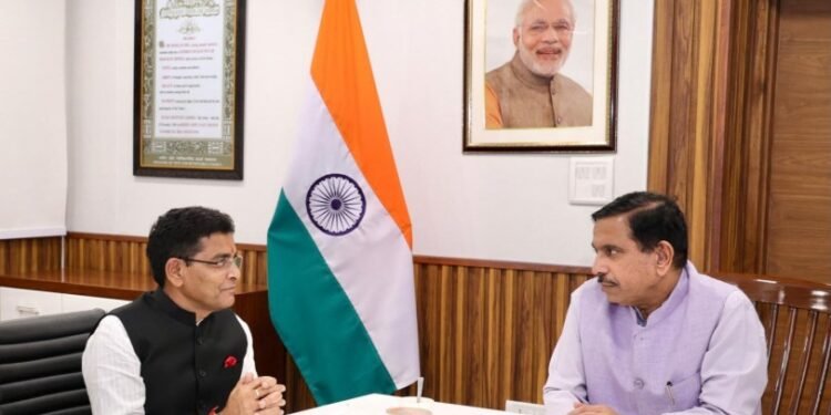 ​बलौदाबाजार में जल्द खुलेगा केंद्रीय विद्यालय, केंद्रीय मंत्री जोशी से मिले मंत्री वर्मा
