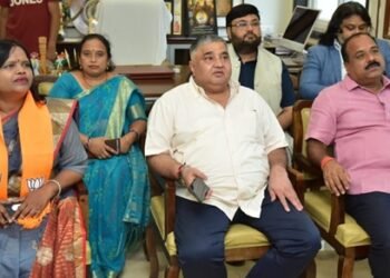 पर्यटन एवं संस्कृति मंत्री राजेश अग्रवाल ने शासकीय आवास में सुनी ‘मन की बात