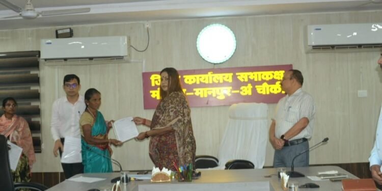 नक्सल पुनर्वास नीति के तहत 5 नक्सल पीड़ित परिवारों के सदस्यों को मिली शासकीय सेवा