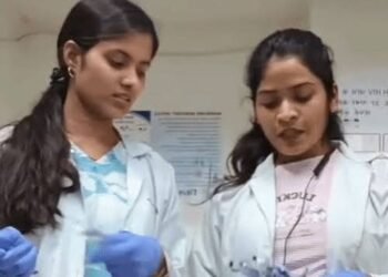 लैब में ब्लड सैंपल के बीच बनाई रील:महिला टेक्नीशियंस पर भड़के सिविल सर्जन