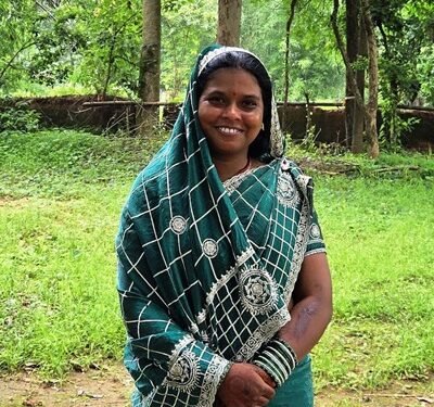 कभी घर की चारदीवारी तक सीमित थीं लक्ष्मनिया दीदी, आज गांव में डिजिटल सेवाओं की बनीं पहचान