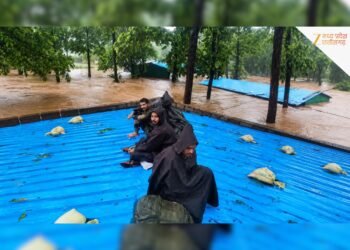 बाढ़ में डूबे नारायणपुर के BSF कैंप, पेड़ों-छतों पर चढ़े जवान