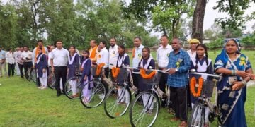 सरस्वती साइकिल योजना के तहत 37 छात्राओं को मिली निःशुल्क साइकिलें