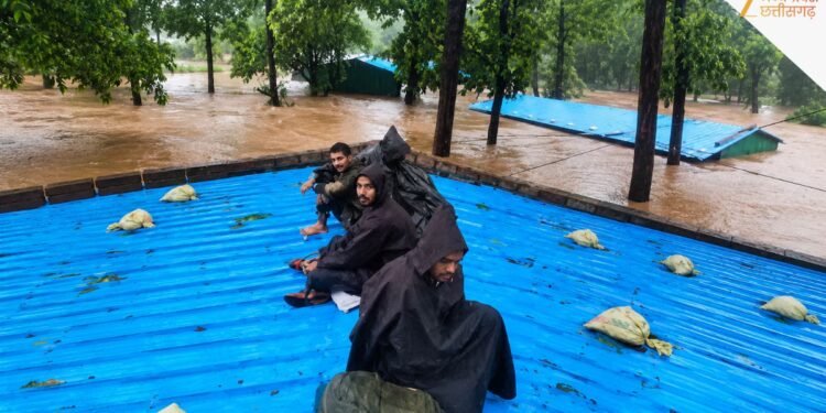 बाढ़ में डूबे नारायणपुर के BSF कैंप, पेड़ों-छतों पर चढ़े जवान