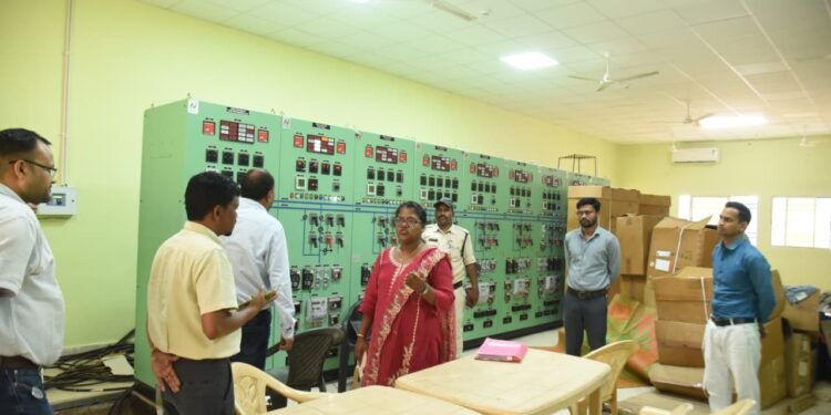 कलेक्टर ने जामगांव में निर्माणाधीन विद्युत उपकेंद्र का किया निरीक्षण