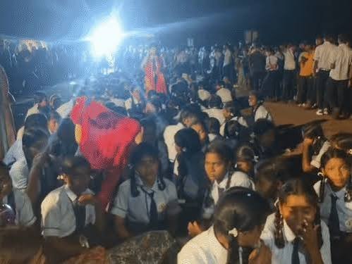 दुर्ग में 12 घंटे चला ‘Gen Alpha’ का चक्काजाम:400 बच्चों के लिए 17 शिक्षक मांगे, 4 मिले, प्रिंसिपल हटाए गए, प्रदर्शन आधी रात खत्म