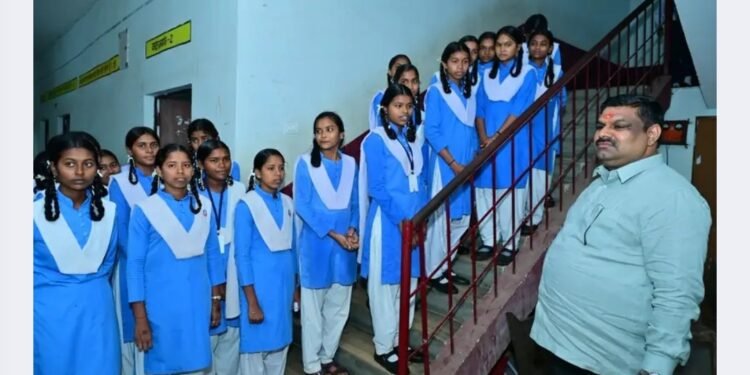 तर्रीघाट हाई स्कूल पहुँचे शिक्षा मंत्री यादव, विद्यार्थियों को पढ़ाई के लिए किया प्रेरित