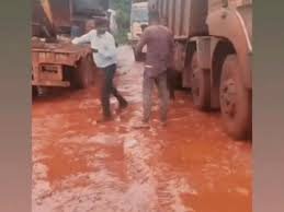 NH-30 पर बारिश से गड्ढे और कीचड़:केशकुर से तोंगपाल तक सड़क खराब, फंस रहे ट्रक, लोग परेशान, 80 किमी घूमकर जा रहे वाहन