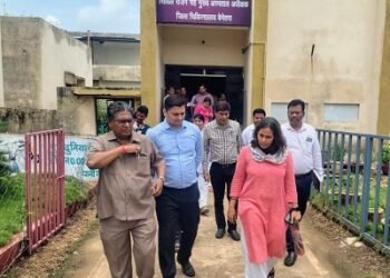 कलेक्टर ने जिला अस्पताल का किया औचक निरीक्षण