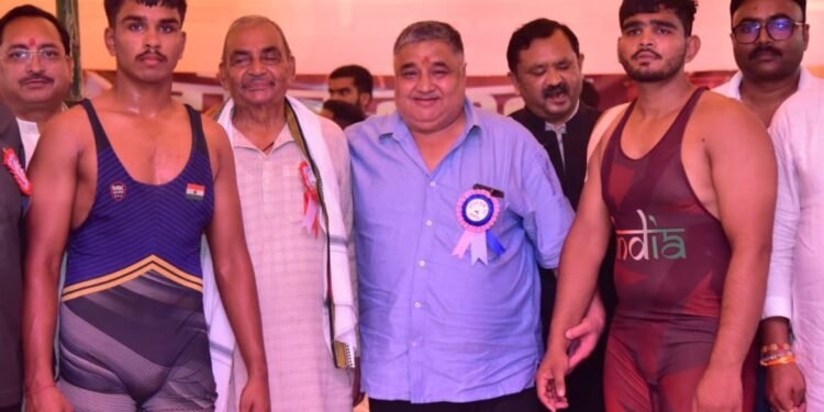 नागपंचमी पर अंबिकापुर में कुश्ती प्रतियोगिता, पर्यटन मंत्री ने पहलवानों का बढ़ाया उत्साह