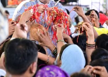 11 हजार बहनों ने रिकेश को बांधा रक्षा सूत्र, लोकांगन में उमड़ा स्नेह का सैलाब