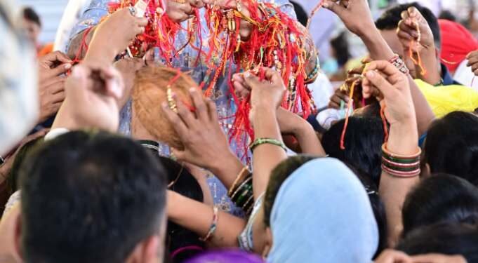 11 हजार बहनों ने रिकेश को बांधा रक्षा सूत्र, लोकांगन में उमड़ा स्नेह का सैलाब