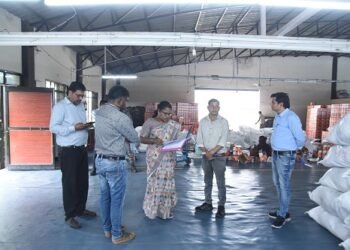 कलेक्टर ने कॉटन गद्दा निर्माण इकाई की स्थापना के लिए प्रशिक्षण कार्य का किया निरीक्षण