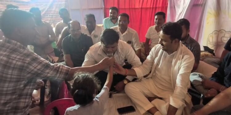 बालपुर में भूखहड़ताल खत्म, तहसीलदार ने दिया सड़क-स्कूल मरम्मत का आश्वासन