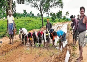 सिस्टम पर तंज:ठेकेदार ने खोदी सड़क, बारिश में 5 किमी तक सड़क पर कीचड़