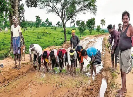 सिस्टम पर तंज:ठेकेदार ने खोदी सड़क, बारिश में 5 किमी तक सड़क पर कीचड़
