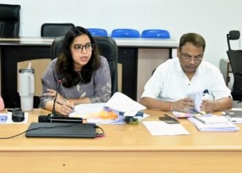 नागरिक सुविधाओं और विकास कार्यों में तेजी लाने आयुक्त ने ली समीक्षा बैठक
