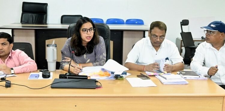 नागरिक सुविधाओं और विकास कार्यों में तेजी लाने आयुक्त ने ली समीक्षा बैठक