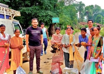 सुकमा में हितग्राहियों को निःशुल्क चूजों और दाने का वितरण