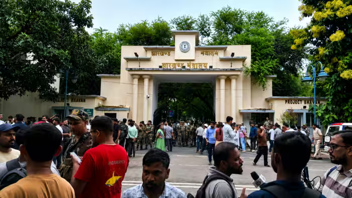 झारखंड हाईकोर्ट ने JPSC और JSSC परीक्षाएं रद्द करने के आदेश पर लगाई रोक, रांची सचिवालय के बाहर जश्न का माहौल