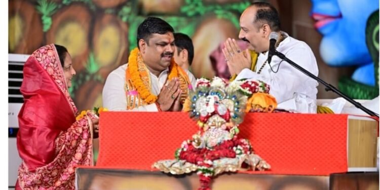 प्रदीप मिश्रा की कथा सुनने पहुंचे शिक्षा मंत्री गजेन्द्र यादव