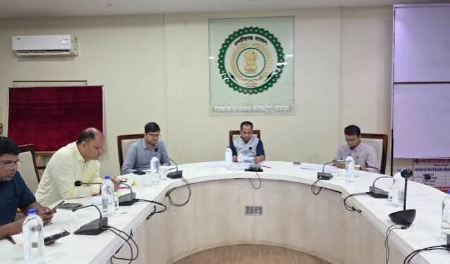 राशन-कार्ड में नाम सुधार में देरी पर 100 रुपए जुर्माना:तिल्दा सीएमओ पर कलेक्टर ने की कार्रवाई, टीएल बैठक में लंबित मामलों की समीक्षा