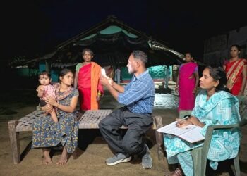 बारिश और अंधेरे को मात देकर स्वास्थ्य कर्मियों ने घर-घर पहुंचाया आयुष्मान का सुरक्षा कवच