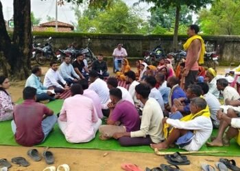 ग्रामीणो के साथ जमीन में बैठकर जिला पंचायत सीईओ ने सुनी मन की बात