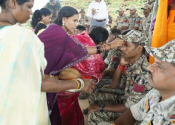 हिंसा छोड़ मुख्यधारा में लौटीं बहनों ने DRG जवानों की कलाई पर बांधी राखी, दिया शांति और विश्वास का संदेश