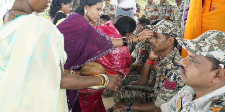 हिंसा छोड़ मुख्यधारा में लौटीं बहनों ने DRG जवानों की कलाई पर बांधी राखी, दिया शांति और विश्वास का संदेश