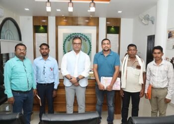रावघाट माइन्स प्रभावित ग्रामों के ग्रामीणों ने कलेक्टर से भेंट कर रखीं समस्याएं