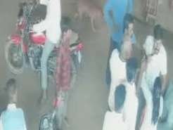 युवक को पीटने वाली भाजपा नेत्री पद से हटाई गईं:महामाया मंदिर के गेट पर चप्पल से पीटा था, 4 दुकानदारों को भी नोटिस