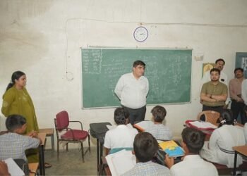 शिक्षक बन कलेक्टर ने पढ़ाया भौतिकी का पाठ, विद्यार्थियों से संवाद कर दिया परिश्रम कर आगे बढ़ने का ज्ञान