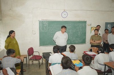 शिक्षक बन कलेक्टर ने पढ़ाया भौतिकी का पाठ, विद्यार्थियों से संवाद कर दिया परिश्रम कर आगे बढ़ने का ज्ञान