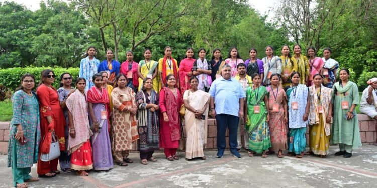 बस्तर के प्रतिनिधियों ने देखा राष्ट्रपति भवन, बस्तर की संस्कृति का हुआ भव्य सम्मान