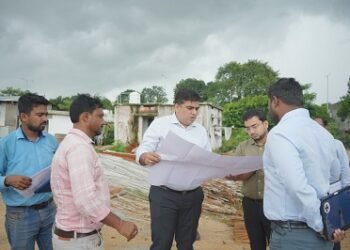दूरस्थ क्षेत्रों में निर्माणाधीन कार्यों का कलेक्टर ने किया निरीक्षण