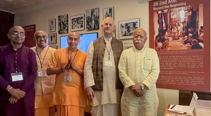 भागवत न्यूयॉर्क में दुनिया के पहले इस्कॉन मंदिर पहुंचे