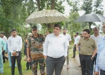 बरसती बूंदों के बीच बिरहोर बस्ती पहुँचे कलेक्टर, चौपाल में सुनीं उम्मीदों की आवाज़