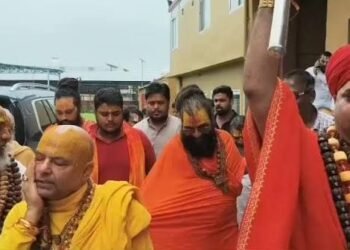 चंपत राय के खिलाफ संतों की बैठक पुलिस ने रोकी:आश्रम से निकालकर ताला लगाने का आरोप