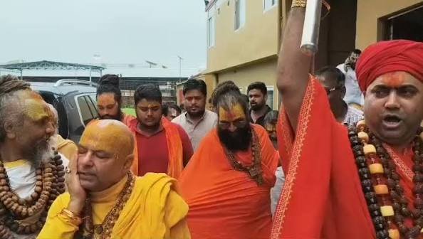 चंपत राय के खिलाफ संतों की बैठक पुलिस ने रोकी:आश्रम से निकालकर ताला लगाने का आरोप