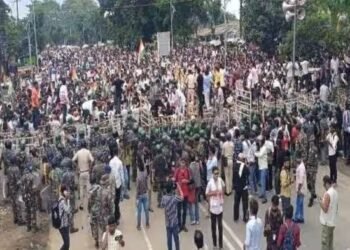 ‘धार में फोर्स नहीं, पानी भी चोरी कर लाया गया है’, वाटर कैनन की बौछार पर नाचे छात्र-छात्राएं