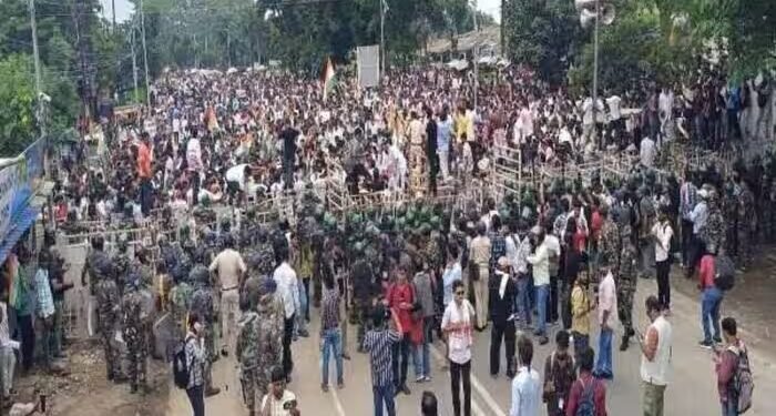 ‘धार में फोर्स नहीं, पानी भी चोरी कर लाया गया है’, वाटर कैनन की बौछार पर नाचे छात्र-छात्राएं