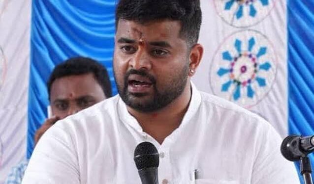जेल में प्रज्वल रेवन्ना के फोन से 90 पोर्न-वीडियो मिले:नई FIR दर्ज; पूर्व प्रधानमंत्री का पोता रेप केस में उम्रकैद की सजा काट रहा