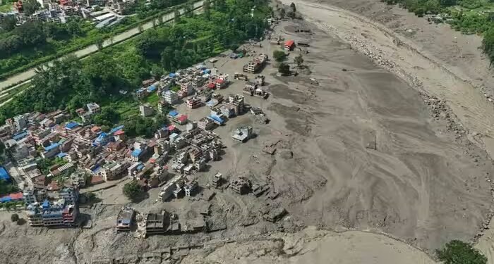 नेपाल में कैसे आया इतना बड़ा जलसैलाब, क्या चीन का ग्लेशियर में बस्तियां बसाना बना वजह? भारत के बिहार तक खतरा